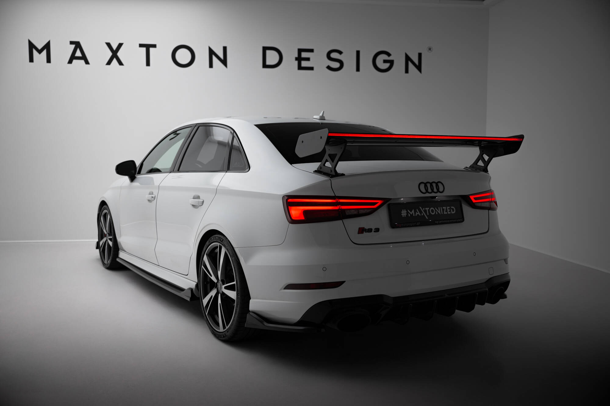 Carbon Spoiler + LED Audi A3 / A3 S-Line / S3 / RS3 Sedan 8Y / 8Y Facelift Maxton Glanzend zwart
