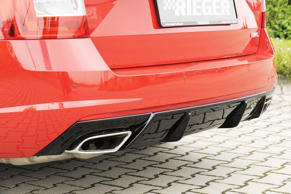 Achteraanzet Glossy Black Rieger Skoda Octavia RS 5E met trekhaa