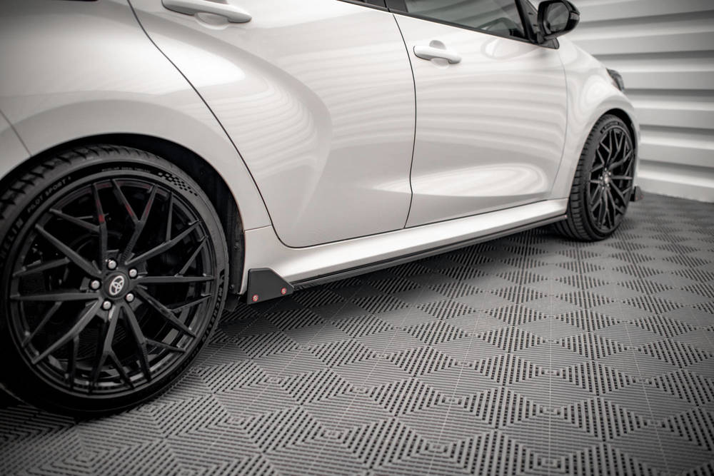 Zijskirts V.1 met Canards Toyota Yaris MK4 Maxton Glans Zwart