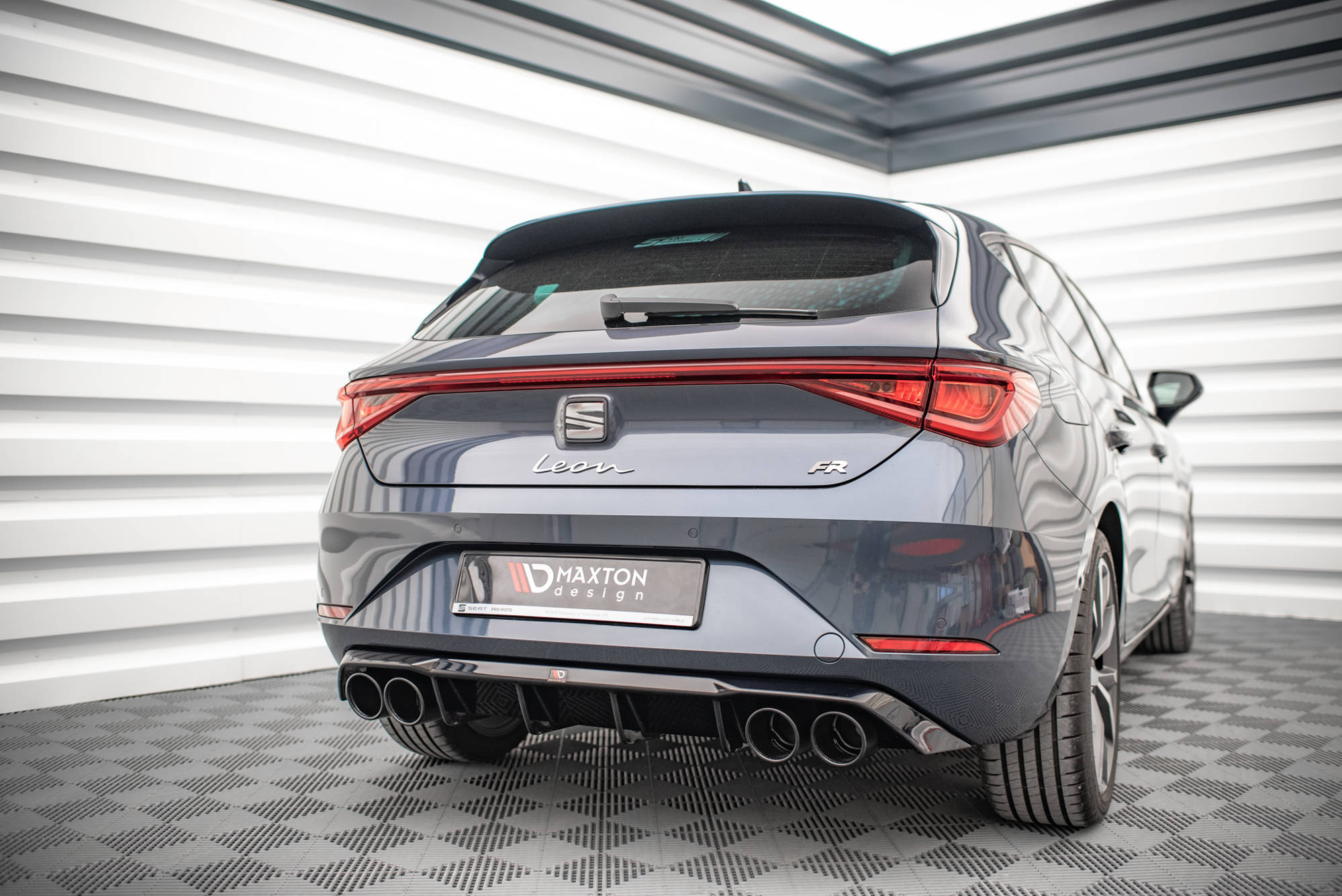 Diffuser Seat Leon FR MK4 Glans Zwart incl. sierstukken